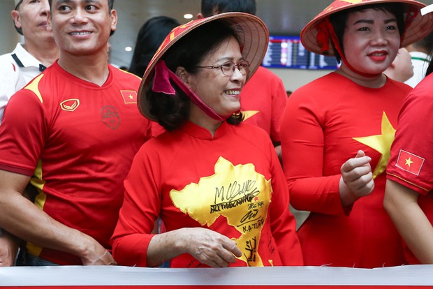 CĐV hô vang hai chữ Việt Nam khi đón tuyển nữ trở về sau hành trình World Cup 2023-11