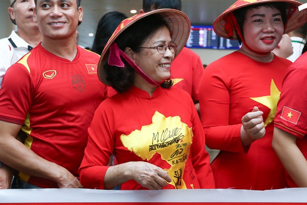 CĐV hô vang hai chữ Việt Nam khi đón tuyển nữ trở về sau hành trình World Cup 2023-11