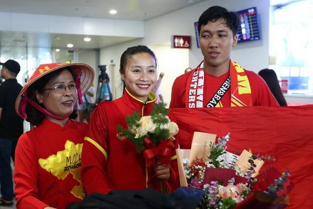 CĐV hô vang hai chữ Việt Nam khi đón tuyển nữ trở về sau hành trình World Cup 2023-12