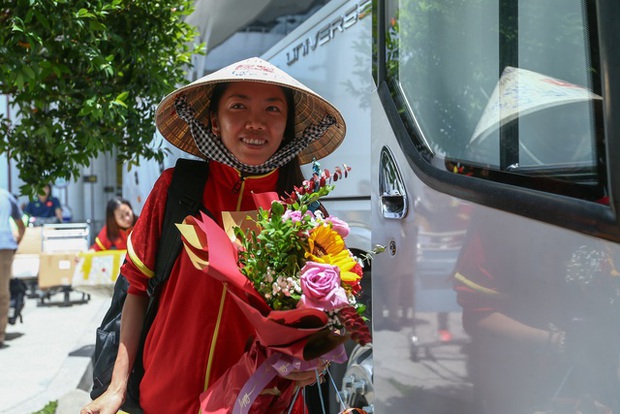 CĐV hô vang hai chữ Việt Nam khi đón tuyển nữ trở về sau hành trình World Cup 2023-13