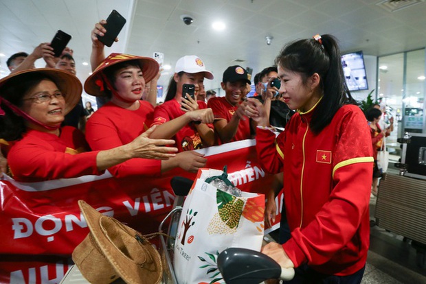 CĐV hô vang hai chữ Việt Nam khi đón tuyển nữ trở về sau hành trình World Cup 2023-5