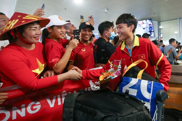CĐV hô vang hai chữ Việt Nam khi đón tuyển nữ trở về sau hành trình World Cup 2023-6