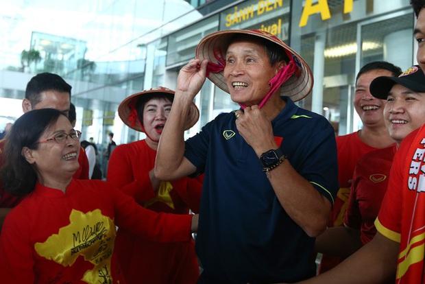 CĐV hô vang hai chữ Việt Nam khi đón tuyển nữ trở về sau hành trình World Cup 2023-7