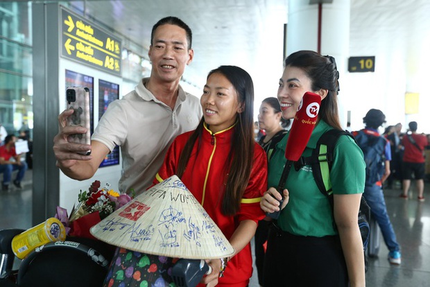 CĐV hô vang hai chữ Việt Nam khi đón tuyển nữ trở về sau hành trình World Cup 2023-8