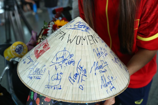 CĐV hô vang hai chữ Việt Nam khi đón tuyển nữ trở về sau hành trình World Cup 2023-9