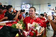 CĐV hô vang hai chữ 'Việt Nam' khi đón tuyển nữ trở về sau hành trình World Cup 2023