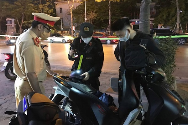 Bắt giữ cặp đôi bán súng ở Đồng Nai-2