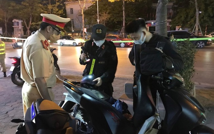 Cảnh sát 141 có được phép kiểm tra điện thoại hay không?-1