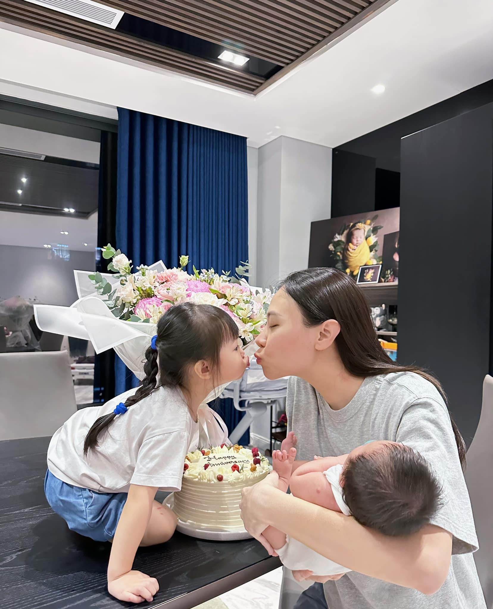 Đàm Thu Trang hút sữa tràn bình hơn 500ml mỗi cữ cho con trai út, các mẹ thi nhau xin bí quyết-1