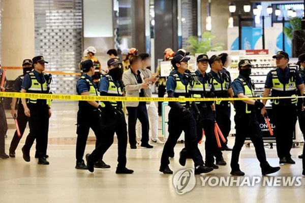 Hàn Quốc: Lao xe đám đông, chạy vào siêu thị đâm dao điên loạn-1