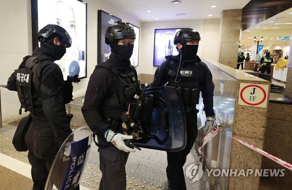 Hàn Quốc: Lao xe đám đông, chạy vào siêu thị đâm dao điên loạn-2
