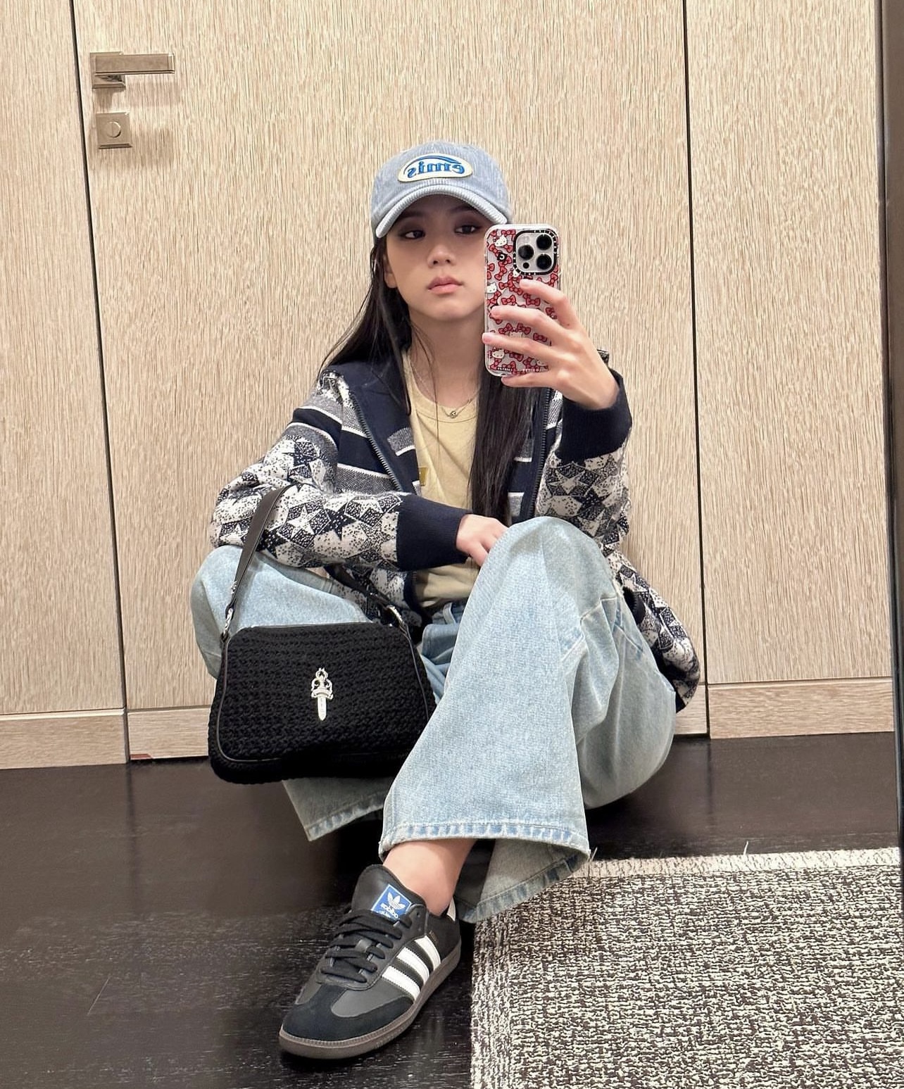 Jisoo và bạn trai đều thích style đơn giản, mê chung 1 kiểu áo-3