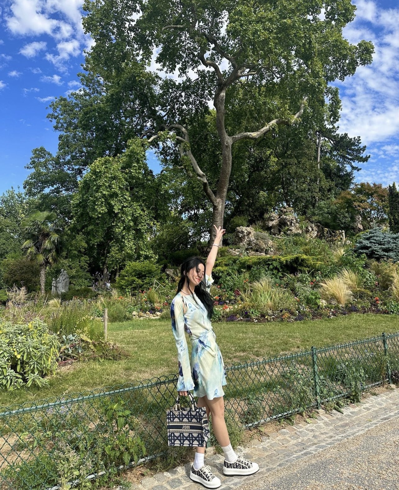 Jisoo và bạn trai đều thích style đơn giản, mê chung 1 kiểu áo-4