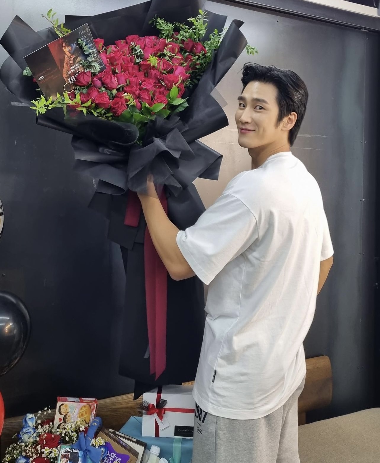 Jisoo và bạn trai đều thích style đơn giản, mê chung 1 kiểu áo-5