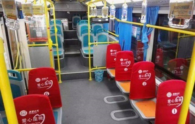 Con trai 6 tuổi không nhường ghế trên xe buýt cho bà bầu, lời nói của người mẹ khiến cả xe đồng tình-1