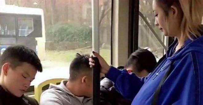 Con trai 6 tuổi không nhường ghế trên xe buýt cho bà bầu, lời nói của người mẹ khiến cả xe đồng tình-2