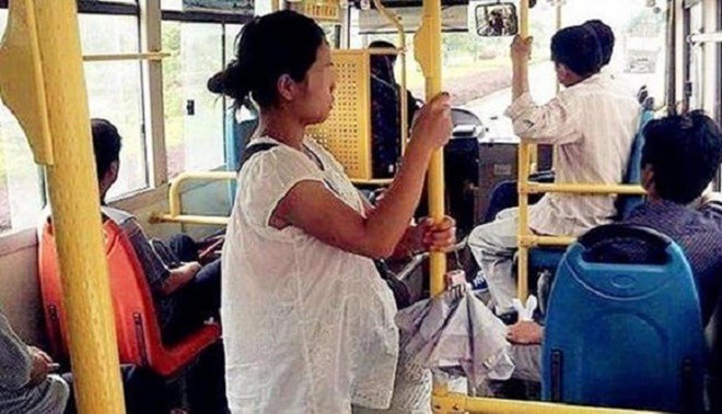Con trai 6 tuổi không nhường ghế trên xe buýt cho bà bầu, lời nói của người mẹ khiến cả xe đồng tình-3