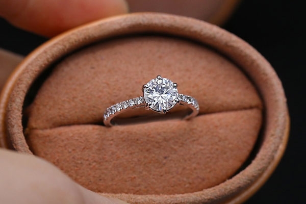Được bạn trai cầu hôn, nụ cười của cô gái tắt ngúm khi nhìn thấy chiếc nhẫn kim cương và từ chối đeo lên tay-1