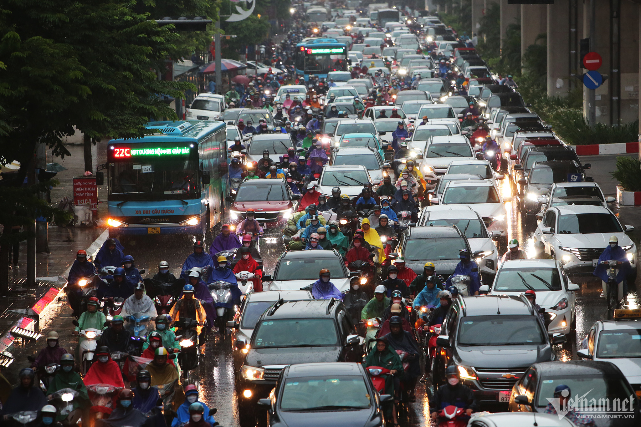Mưa lớn vào giờ đi làm, người Hà Nội chật vật đến công sở-1