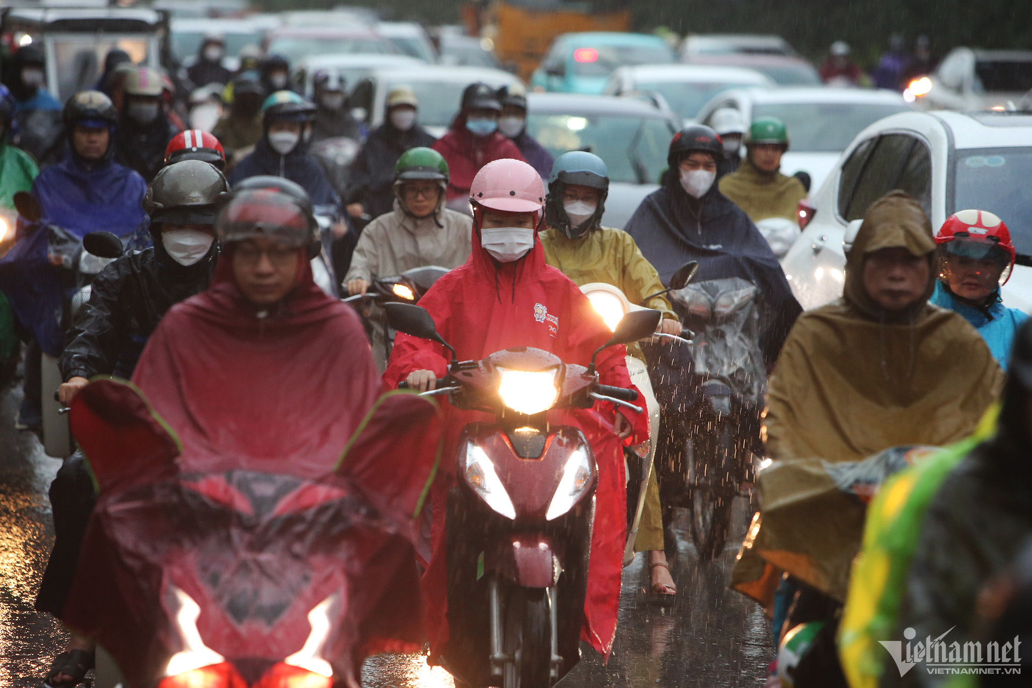 Mưa lớn vào giờ đi làm, người Hà Nội chật vật đến công sở-5