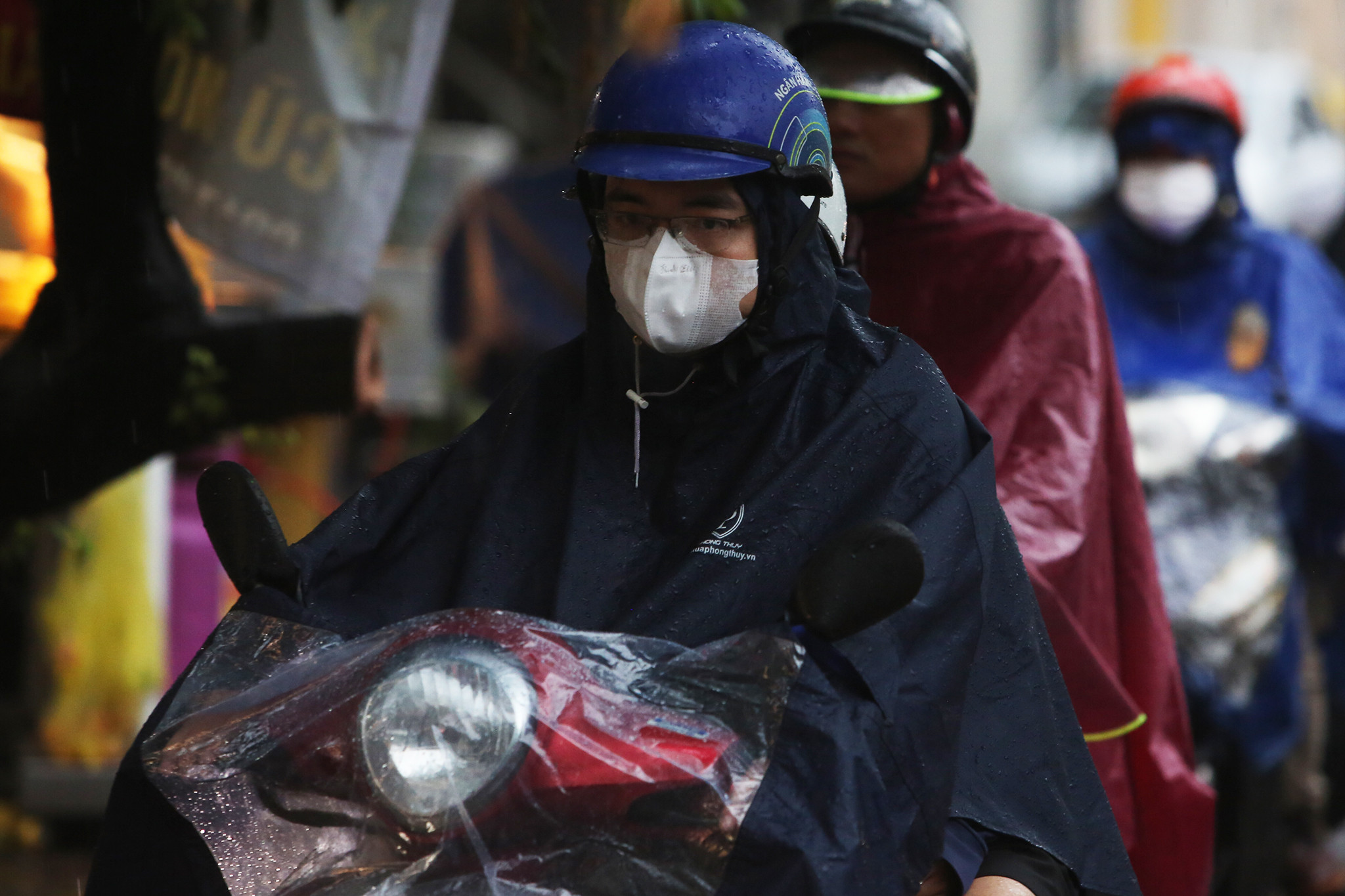 Mưa lớn vào giờ đi làm, người Hà Nội chật vật đến công sở-7