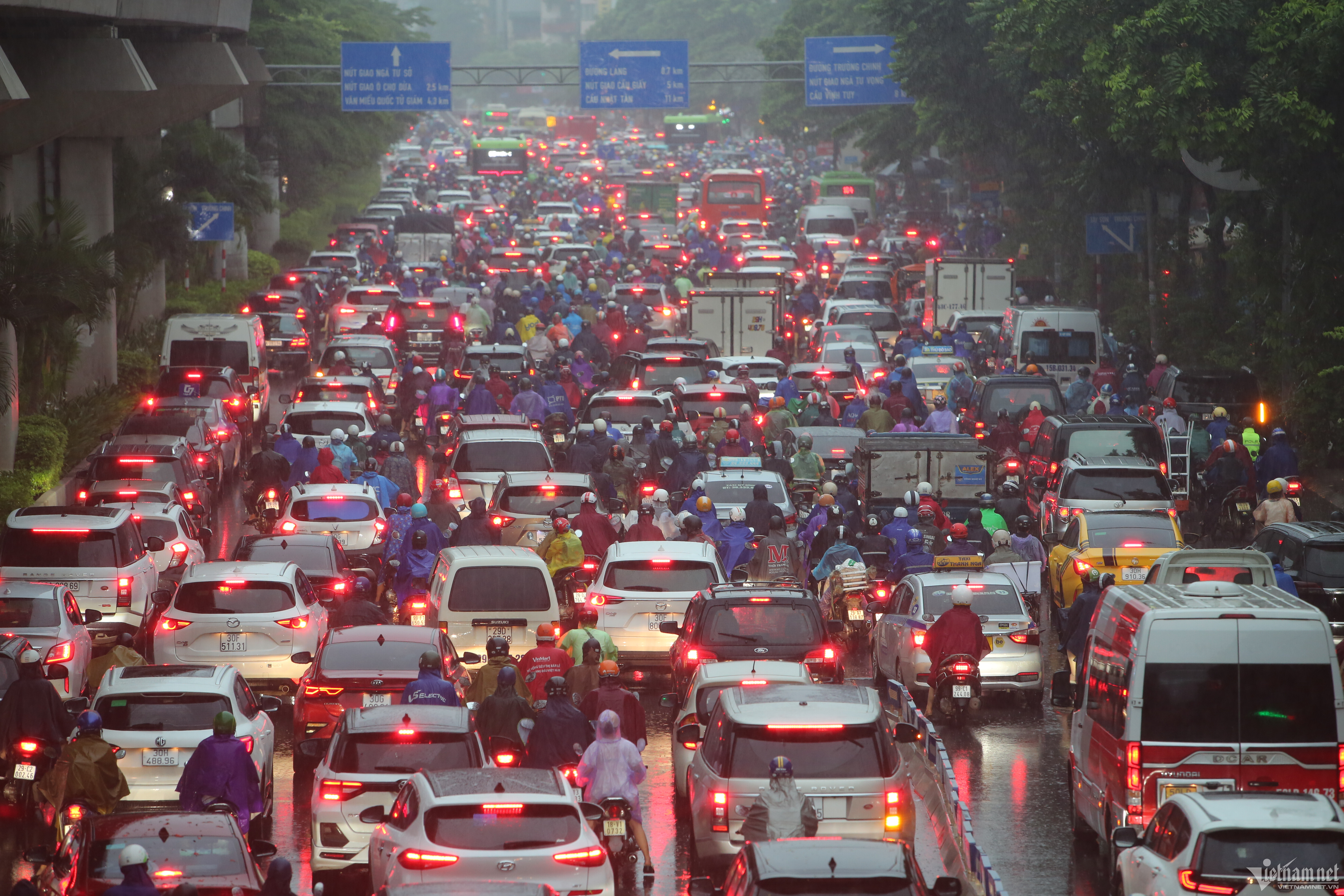 Mưa lớn vào giờ đi làm, người Hà Nội chật vật đến công sở-10