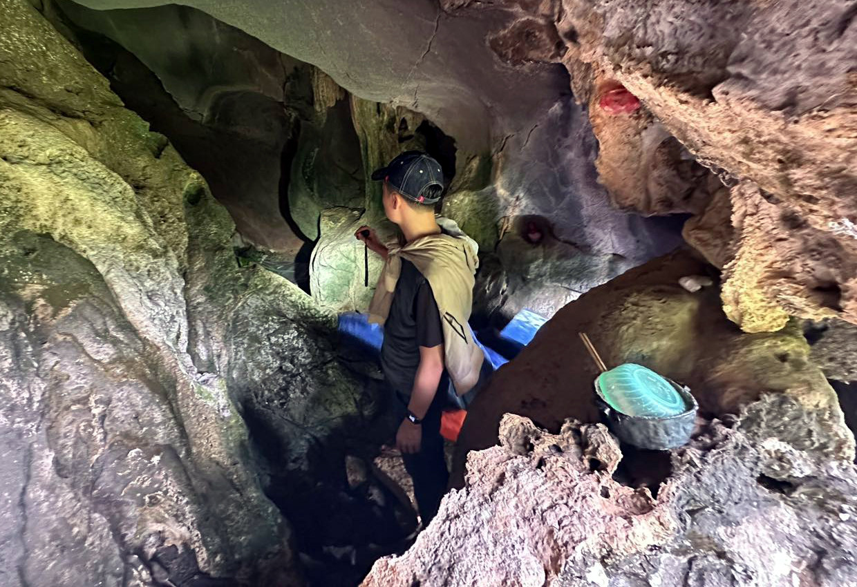 Nghi phạm có tiền án tội giết người, lừa bán 3 thiếu nữ rồi trốn ở hang đá-2