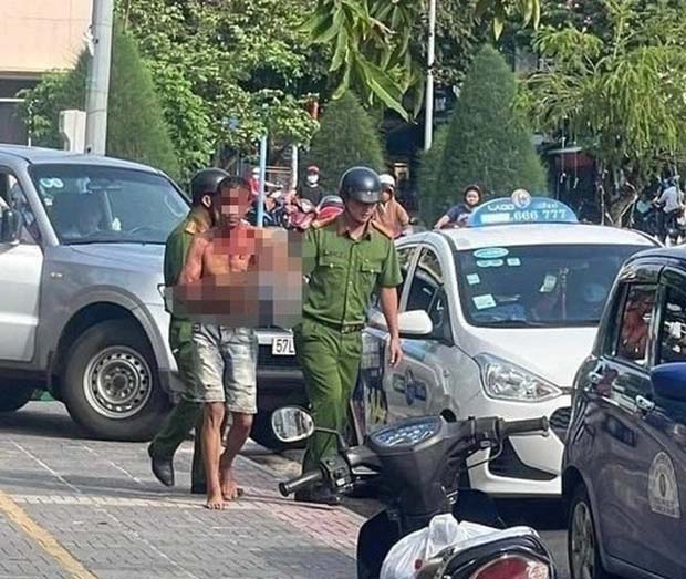 Bảo vệ ngân hàng bị đâm nhiều nhát trước trụ sở-1