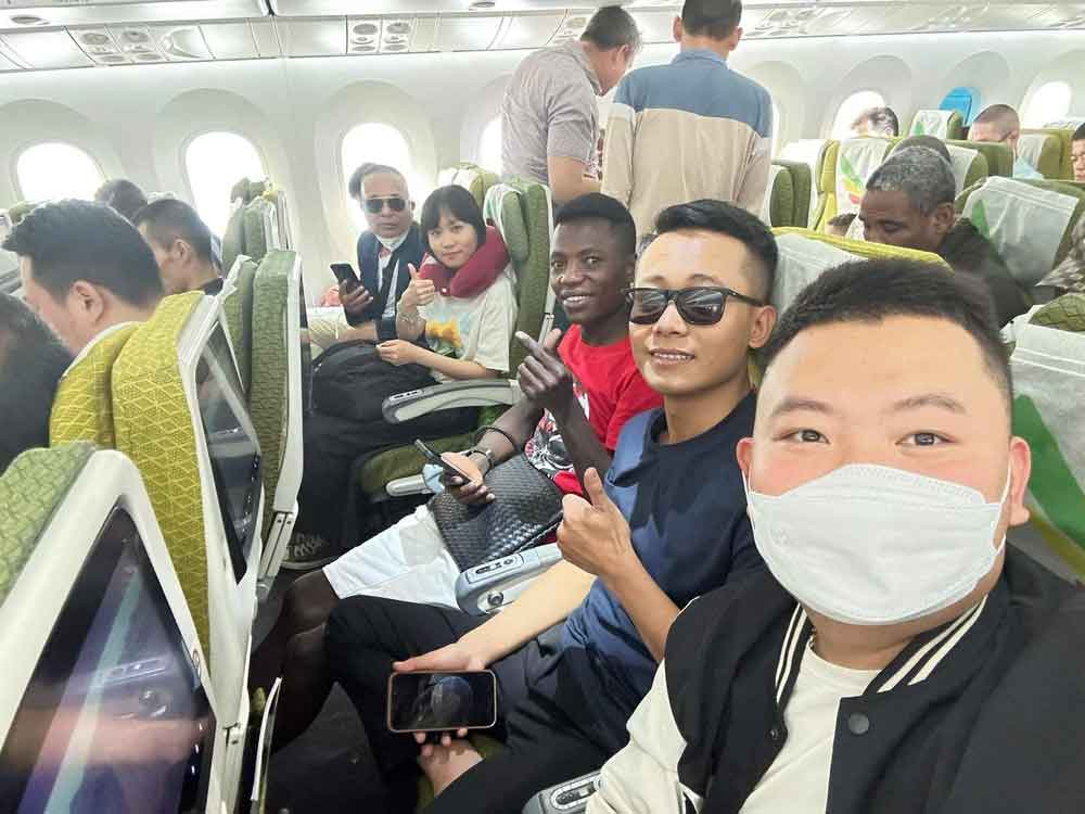 Quang Linh Vlogs gặp sự cố trên đường bay về Việt Nam, buồn vì lỡ hẹn đặc biệt-3