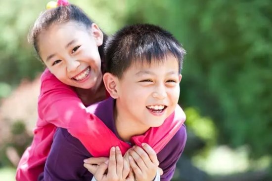 Con có 3 đặc điểm này thì xin chúc mừng cha mẹ: Đây là đứa trẻ khôn khéo, được nhiều người yêu quý, giúp đỡ