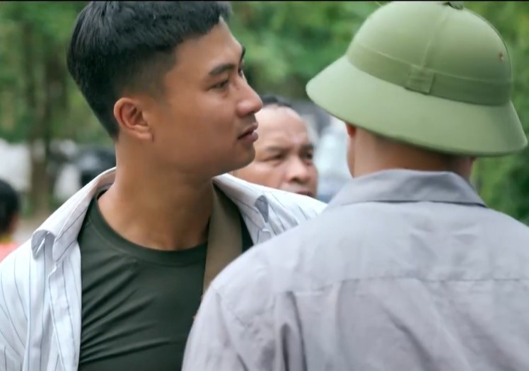 Làng trong phố tập 5: Hiếu bị nhóm đàn ông lạ mặt gây khó dễ-5