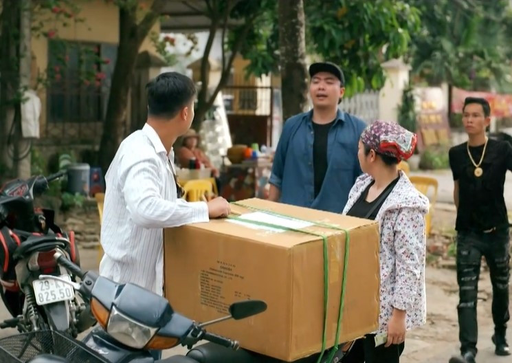 Làng trong phố tập 5: Hiếu bị nhóm đàn ông lạ mặt gây khó dễ-6