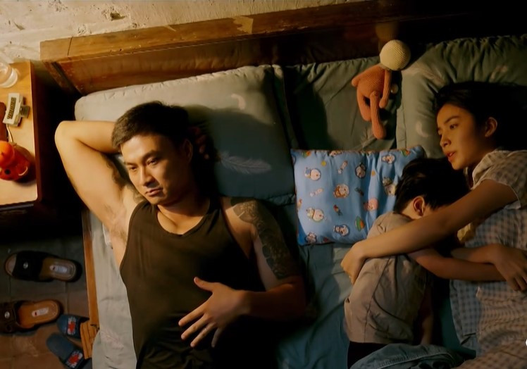 Làng trong phố tập 5: Hiếu bị nhóm đàn ông lạ mặt gây khó dễ-4