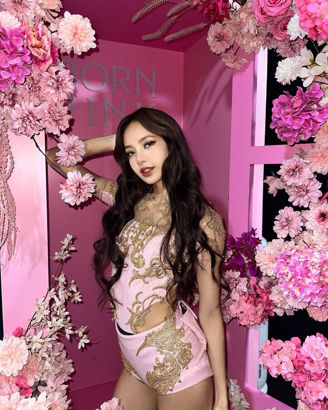 Lisa BlackPink đăng ảnh hậu trường và viết tiếng Việt gửi tới 96,3 triệu fan-7