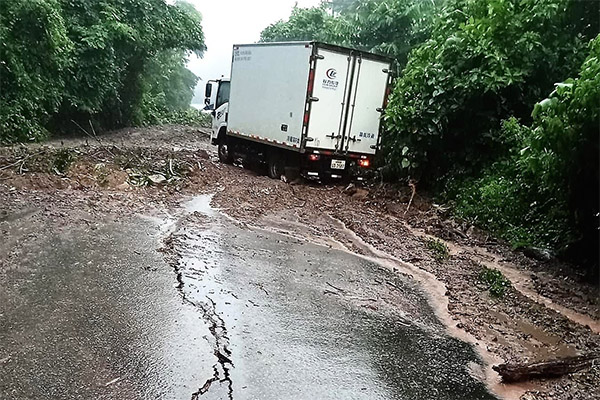 Công an Hòa Bình điều tra nguyên nhân vụ ô tô bị tảng đá đè tại đèo Thung Khe-3