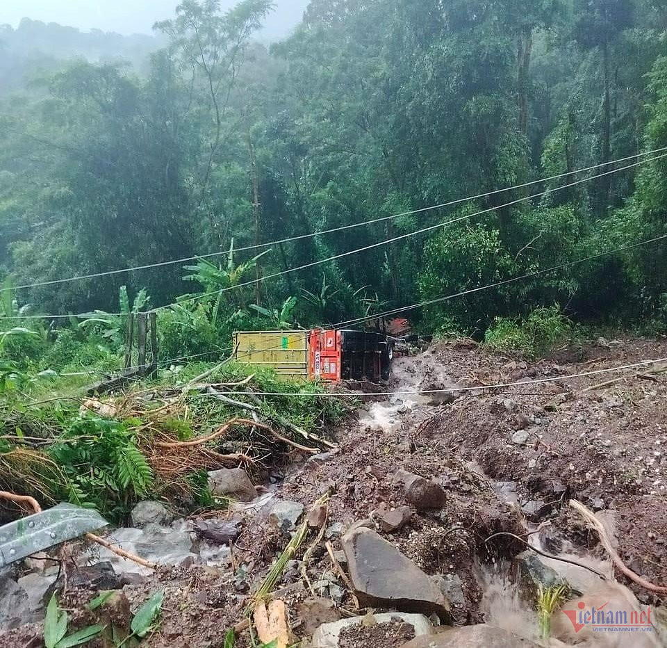 Đường từ Lào về Việt Nam bị sạt lở, nhiều phương tiện và người dân mắc kẹt-2