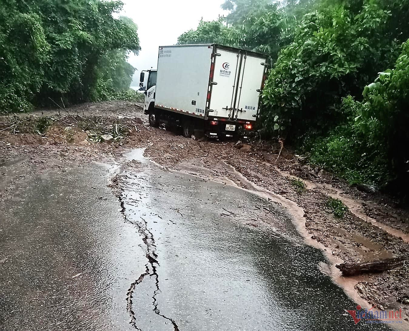 Đường từ Lào về Việt Nam bị sạt lở, nhiều phương tiện và người dân mắc kẹt-1