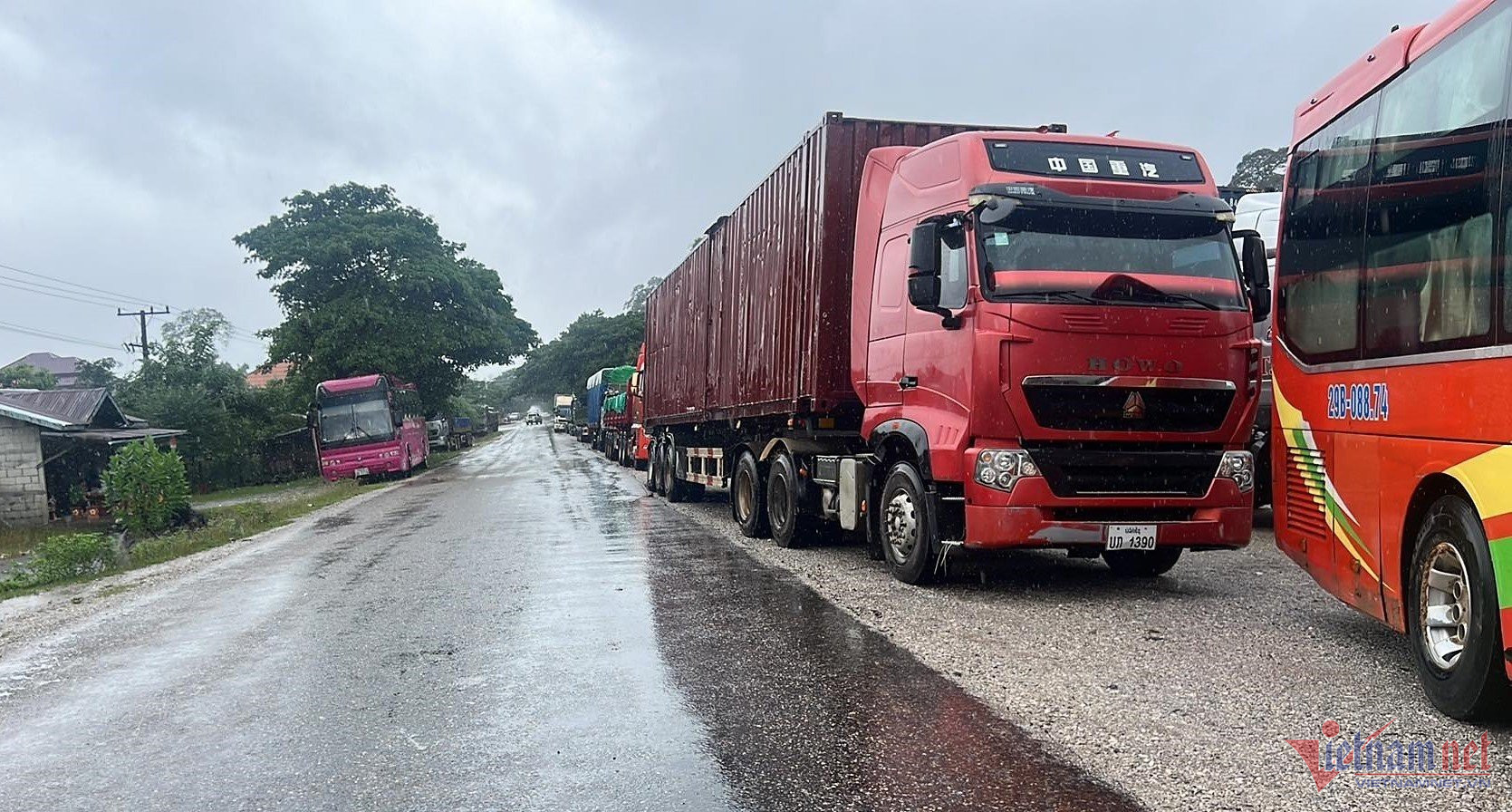 Đường từ Lào về Việt Nam bị sạt lở, nhiều phương tiện và người dân mắc kẹt-6
