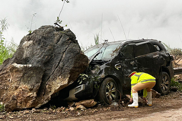 Nước suối dâng cao hơn 7m, quốc lộ nối Lai Châu và Điện Biên sạt dài-3