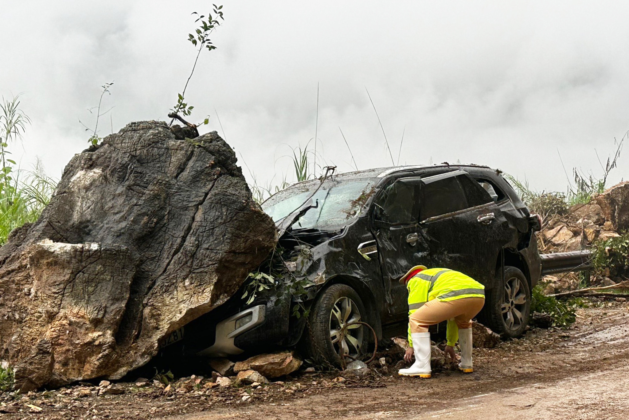 Công an Hòa Bình điều tra nguyên nhân vụ ô tô bị tảng đá đè tại đèo Thung Khe-1