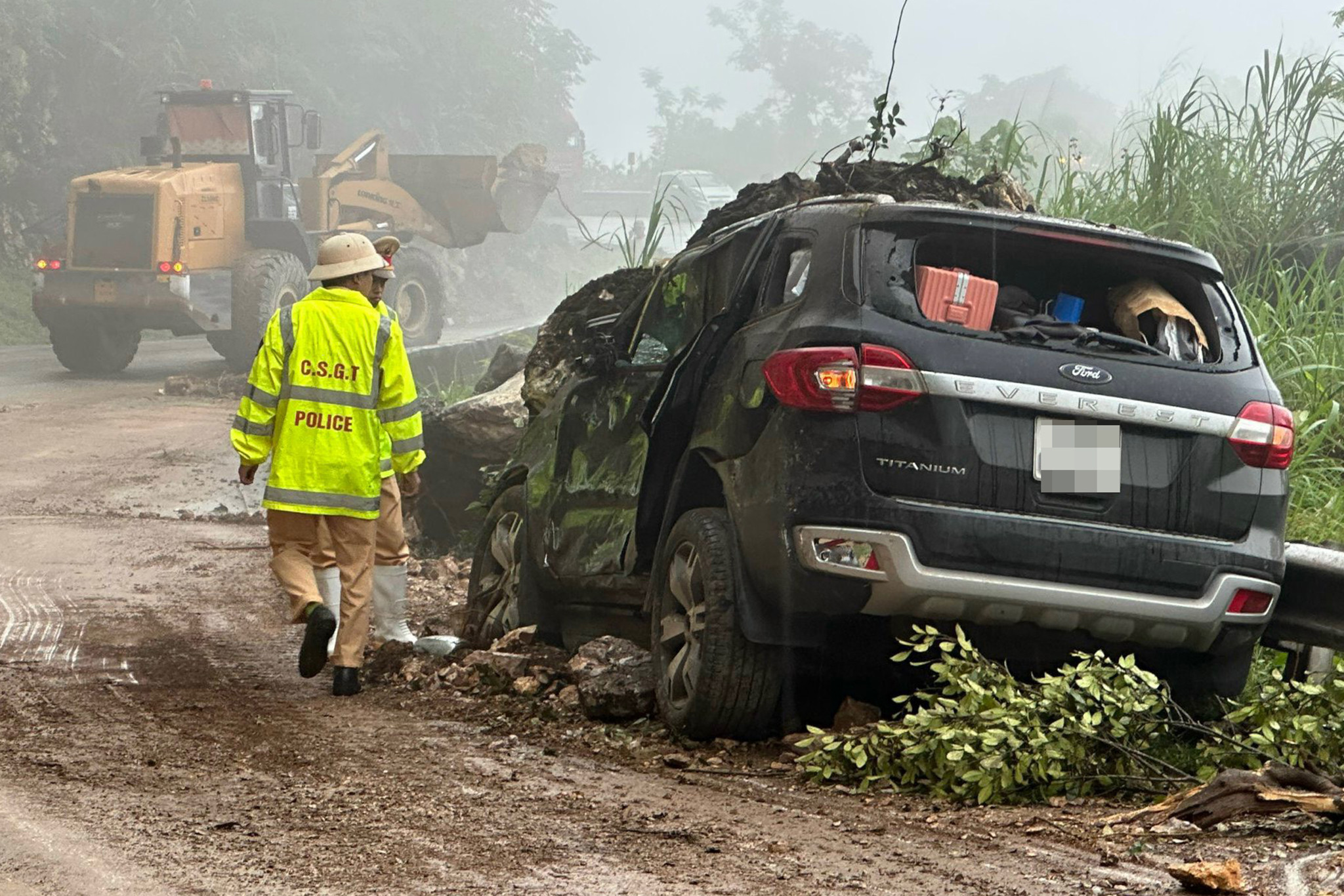 Công an Hòa Bình điều tra nguyên nhân vụ ô tô bị tảng đá đè tại đèo Thung Khe-2