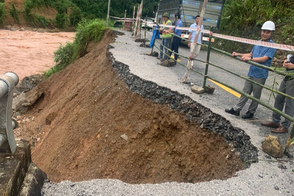 Nước suối dâng cao hơn 7m, quốc lộ nối Lai Châu và Điện Biên sạt dài-1