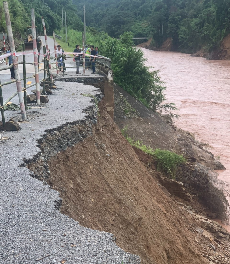 Nước suối dâng cao hơn 7m, quốc lộ nối Lai Châu và Điện Biên sạt dài-2