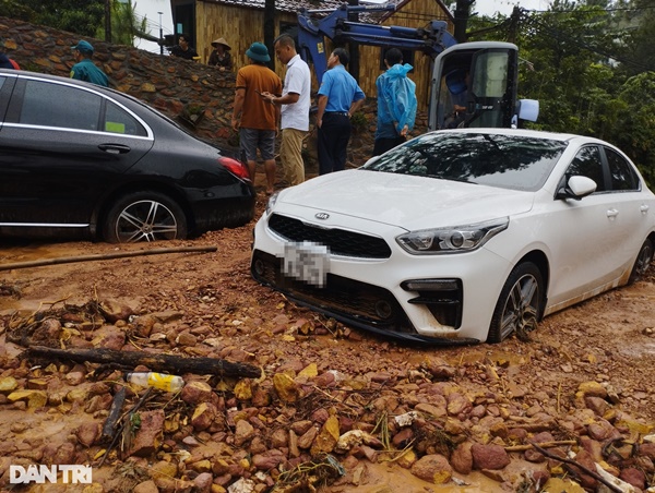 Hiện trường vụ sạt lở ở Sóc Sơn khiến loạt xe sang bị vùi trong bùn đất-3