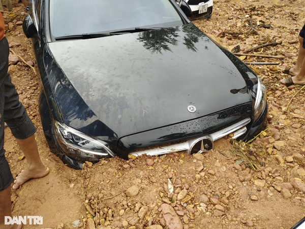 Hiện trường vụ sạt lở ở Sóc Sơn khiến loạt xe sang bị vùi trong bùn đất-4