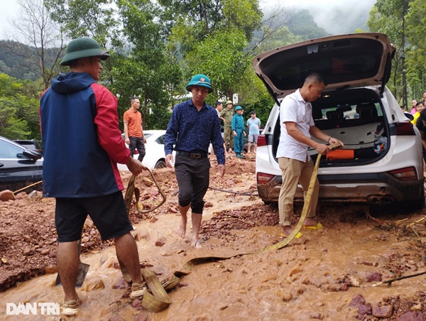 Hiện trường vụ sạt lở ở Sóc Sơn khiến loạt xe sang bị vùi trong bùn đất-6