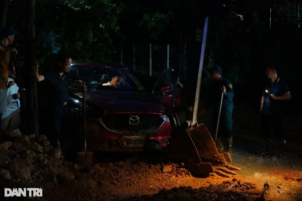 Hiện trường vụ sạt lở ở Sóc Sơn khiến loạt xe sang bị vùi trong bùn đất-8