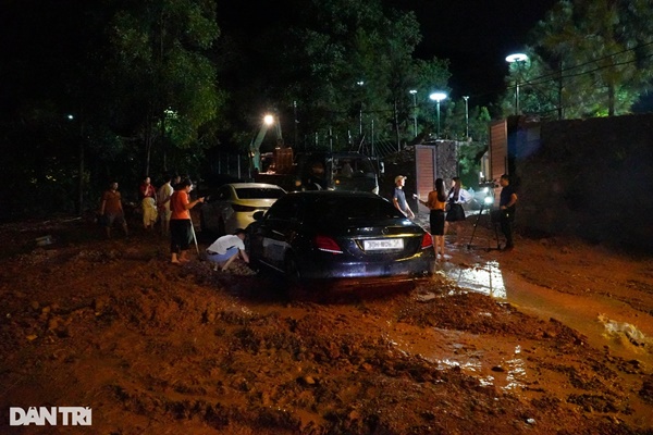 Hiện trường vụ sạt lở ở Sóc Sơn khiến loạt xe sang bị vùi trong bùn đất-9