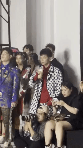 Ồn ào với Hoa hậu Ý Nhi chưa dừng, Nguyễn Hữu Kim Sơn thản nhiên uống trà sữa ở show thời trang-2