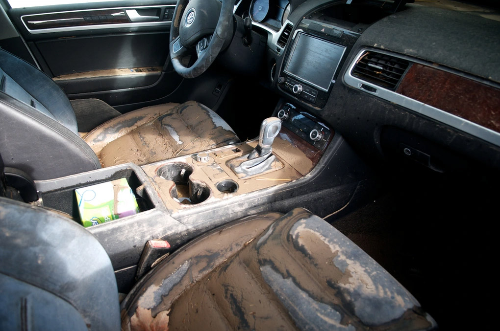 Ô tô bị đất đá vùi lấp là coi như mất trắng?-2